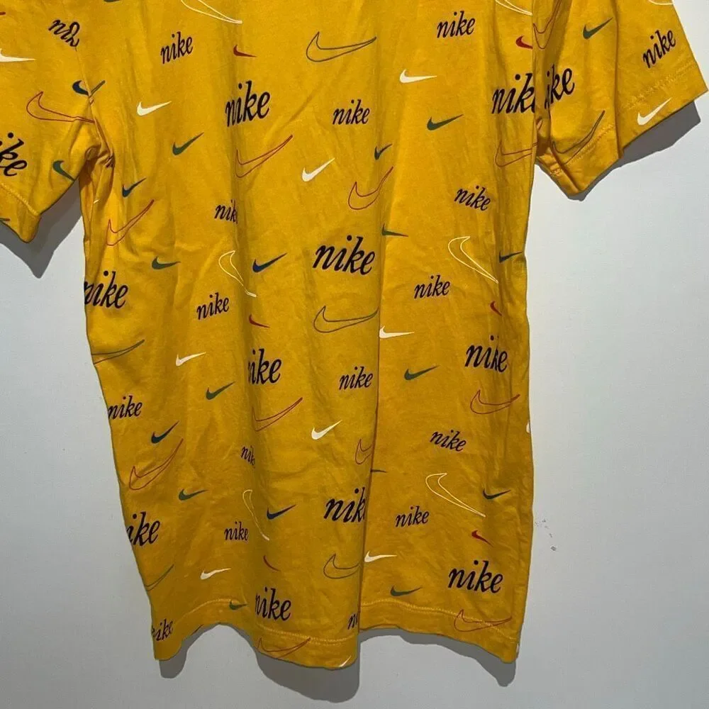 The Nike Tee Men's Multicolor All Over Print Logo Crew Neck Cotton T-Shirt Small